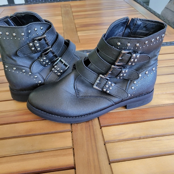 Stylish Black  Boots with Buckle Design - Picture 1 of 9